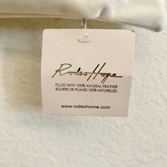 NEW ‘Peace’ Christmas Holiday Velvet Pillow Cover 20”x20” - Picture 2 of 5